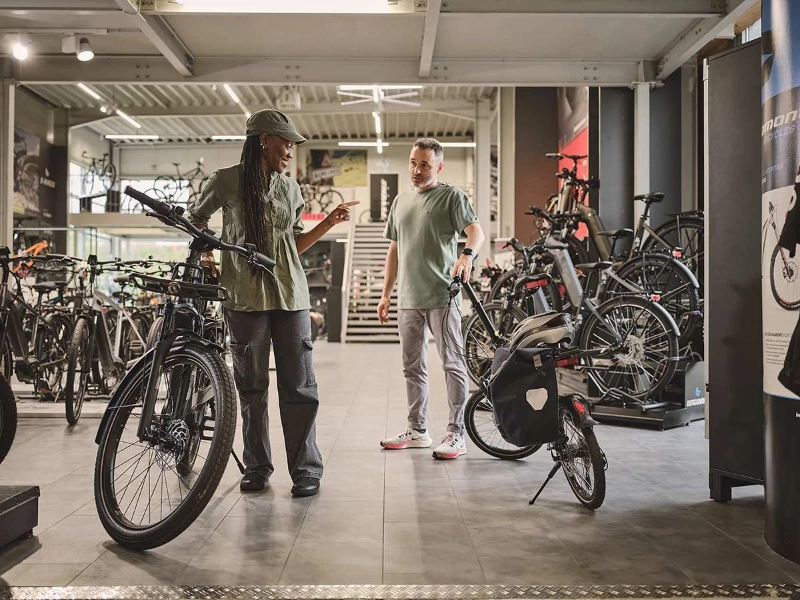 Fachhändler im Verkaufsgespräch | Stand 05.06.2023